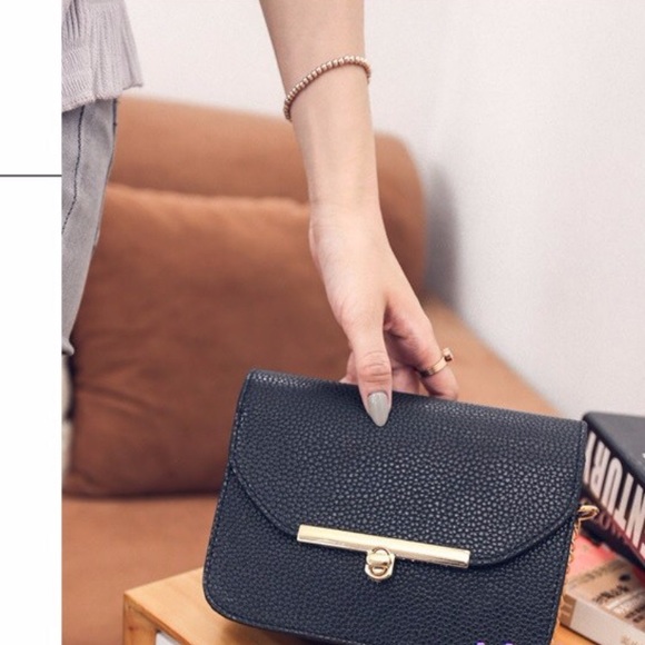 🆕 Poppy Crossbody Bag - Blk with Gold Chain - Picture 3 of 8